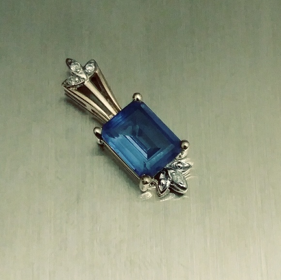 2 ct. Tanzanite gold pendent!